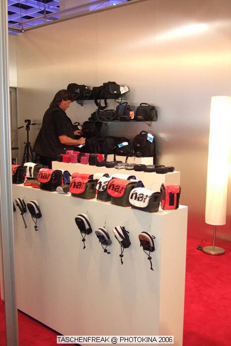 PHOTOKINA 2006\nvom 26.09.2006 - 01.10.2006\n\nDer "Taschenfreak" war in K�ln und hat die Hallen der Photokina bestaunt und f�r diejenigen die es interessiert einen kleinen "Rundgang" durch die Taschenst�nde mitgebracht. \n\nDiese Bilder erheben keinen gestalterischen Anspruch, sollen eher den zu Hause gebliebenen "Taschenfreunden und Taschensuchenden" einen Eindruck der Taschenwelt der Photokina n�herbringen.\n\nViel Freude beim Betrachten und beim virtuellen Rundgang durch die K�lner Messe Hallen.\n\nBei Fragen stehe ich Ihnen gerne per Mail zur Verf�gung.\n\nEs wird etliche Neuigkeiten geben auch zu Beginn des n�chsten Jahres �ber die wir jetzt noch nicht offiziell reden werden, aber auch in 2007 werden Lowepro, Tamrac, Think Tank und viele neue Hersteller aus USA und Fernost Neuigkeiten mit teilweise sehr raffinierten Ideen auf den Matrkt bringen ... Wir halten Sie/Euch auf dem laufenden auf unser Taschenfreak.de.\n\nHerzlichst Euer/Ihr \n\nJ�rg Langer