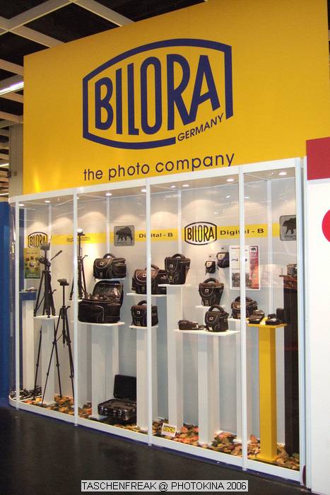PHOTOKINA 2006\nvom 26.09.2006 - 01.10.2006\n\nDer "Taschenfreak" war in Kln und hat die Hallen der Photokina bestaunt und fr diejenigen die es interessiert einen kleinen "Rundgang" durch die Taschenstnde mitgebracht. \n\nDiese Bilder erheben keinen gestalterischen Anspruch, sollen eher den zu Hause gebliebenen "Taschenfreunden und Taschensuchenden" einen Eindruck der Taschenwelt der Photokina nherbringen.\n\nViel Freude beim Betrachten und beim virtuellen Rundgang durch die Klner Messe Hallen.\n\nBei Fragen stehe ich Ihnen gerne per Mail zur Verfgung.\n\nEs wird etliche Neuigkeiten geben auch zu Beginn des nchsten Jahres ber die wir jetzt noch nicht offiziell reden werden, aber auch in 2007 werden Lowepro, Tamrac, Think Tank und viele neue Hersteller aus USA und Fernost Neuigkeiten mit teilweise sehr raffinierten Ideen auf den Matrkt bringen ... Wir halten Sie/Euch auf dem laufenden auf unser Taschenfreak.de.\n\nHerzlichst Euer/Ihr \n\nJrg Langer