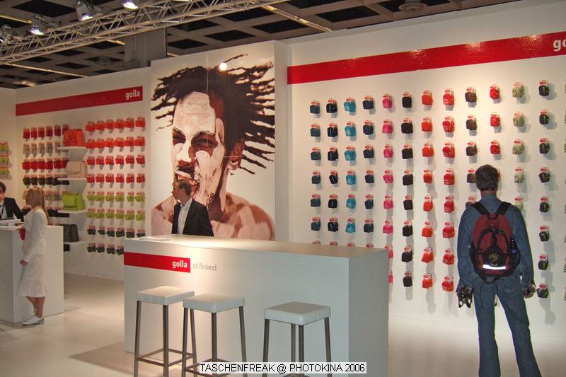 PHOTOKINA 2006\nvom 26.09.2006 - 01.10.2006\n\nDer "Taschenfreak" war in Kln und hat die Hallen der Photokina bestaunt und fr diejenigen die es interessiert einen kleinen "Rundgang" durch die Taschenstnde mitgebracht. \n\nDiese Bilder erheben keinen gestalterischen Anspruch, sollen eher den zu Hause gebliebenen "Taschenfreunden und Taschensuchenden" einen Eindruck der Taschenwelt der Photokina nherbringen.\n\nViel Freude beim Betrachten und beim virtuellen Rundgang durch die Klner Messe Hallen.\n\nBei Fragen stehe ich Ihnen gerne per Mail zur Verfgung.\n\nEs wird etliche Neuigkeiten geben auch zu Beginn des nchsten Jahres ber die wir jetzt noch nicht offiziell reden werden, aber auch in 2007 werden Lowepro, Tamrac, Think Tank und viele neue Hersteller aus USA und Fernost Neuigkeiten mit teilweise sehr raffinierten Ideen auf den Matrkt bringen ... Wir halten Sie/Euch auf dem laufenden auf unser Taschenfreak.de.\n\nHerzlichst Euer/Ihr \n\nJrg Langer