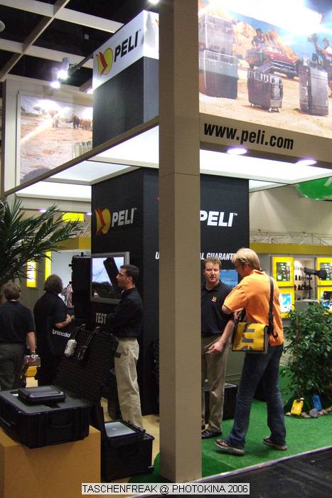 PHOTOKINA 2006\nvom 26.09.2006 - 01.10.2006\n\nDer "Taschenfreak" war in K�ln und hat die Hallen der Photokina bestaunt und f�r diejenigen die es interessiert einen kleinen "Rundgang" durch die Taschenst�nde mitgebracht. \n\nDiese Bilder erheben keinen gestalterischen Anspruch, sollen eher den zu Hause gebliebenen "Taschenfreunden und Taschensuchenden" einen Eindruck der Taschenwelt der Photokina n�herbringen.\n\nViel Freude beim Betrachten und beim virtuellen Rundgang durch die K�lner Messe Hallen.\n\nBei Fragen stehe ich Ihnen gerne per Mail zur Verf�gung.\n\nEs wird etliche Neuigkeiten geben auch zu Beginn des n�chsten Jahres �ber die wir jetzt noch nicht offiziell reden werden, aber auch in 2007 werden Lowepro, Tamrac, Think Tank und viele neue Hersteller aus USA und Fernost Neuigkeiten mit teilweise sehr raffinierten Ideen auf den Matrkt bringen ... Wir halten Sie/Euch auf dem laufenden auf unser Taschenfreak.de.\n\nHerzlichst Euer/Ihr \n\nJ�rg Langer