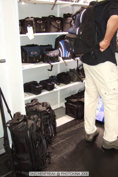 PHOTOKINA 2006\nvom 26.09.2006 - 01.10.2006\n\nDer "Taschenfreak" war in Kln und hat die Hallen der Photokina bestaunt und fr diejenigen die es interessiert einen kleinen "Rundgang" durch die Taschenstnde mitgebracht. \n\nDiese Bilder erheben keinen gestalterischen Anspruch, sollen eher den zu Hause gebliebenen "Taschenfreunden und Taschensuchenden" einen Eindruck der Taschenwelt der Photokina nherbringen.\n\nViel Freude beim Betrachten und beim virtuellen Rundgang durch die Klner Messe Hallen.\n\nBei Fragen stehe ich Ihnen gerne per Mail zur Verfgung.\n\nEs wird etliche Neuigkeiten geben auch zu Beginn des nchsten Jahres ber die wir jetzt noch nicht offiziell reden werden, aber auch in 2007 werden Lowepro, Tamrac, Think Tank und viele neue Hersteller aus USA und Fernost Neuigkeiten mit teilweise sehr raffinierten Ideen auf den Matrkt bringen ... Wir halten Sie/Euch auf dem laufenden auf unser Taschenfreak.de.\n\nHerzlichst Euer/Ihr \n\nJrg Langer