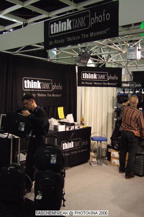 PHOTOKINA 2006\nvom 26.09.2006 - 01.10.2006\n\nDer "Taschenfreak" war in Kln und hat die Hallen der Photokina bestaunt und fr diejenigen die es interessiert einen kleinen "Rundgang" durch die Taschenstnde mitgebracht. \n\nDiese Bilder erheben keinen gestalterischen Anspruch, sollen eher den zu Hause gebliebenen "Taschenfreunden und Taschensuchenden" einen Eindruck der Taschenwelt der Photokina nherbringen.\n\nViel Freude beim Betrachten und beim virtuellen Rundgang durch die Klner Messe Hallen.\n\nBei Fragen stehe ich Ihnen gerne per Mail zur Verfgung.\n\nEs wird etliche Neuigkeiten geben auch zu Beginn des nchsten Jahres ber die wir jetzt noch nicht offiziell reden werden, aber auch in 2007 werden Lowepro, Tamrac, Think Tank und viele neue Hersteller aus USA und Fernost Neuigkeiten mit teilweise sehr raffinierten Ideen auf den Matrkt bringen ... Wir halten Sie/Euch auf dem laufenden auf unser Taschenfreak.de.\n\nHerzlichst Euer/Ihr \n\nJrg Langer