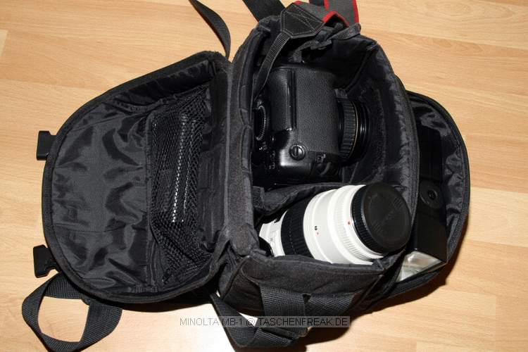 MINOLTA MB-1\n\nFoto und Text von Florian Sokoll - VIELEN DANK!\n\nKommentar des Nutzers:\n\nHallo Jrg,\n\nanbei ein paar Fotos einer auf deiner Seite noch nicht vorhandenen Tasche mit Nostalgiewert fr den einen oder anderen Minolta-Fan: Die Konica Minolta MB-1 (Baugleich bis auf das Logo mit der Minolta MB-1).\n\nIch habe sie ziemlich geqult und beansprucht in den letzten 20 Monaten, ganz frisch sieht sie also nicht mehr aus. Bemerkenswert ist jedoch was ich darin untergebracht habe:\n\nCanon EOS 1D mit angesetztem EF 24-85 USM EF 70-200 2,8 USM In der Netztasche im Deckel einen Ersatzakku In der Reiverschluss-Zubehrtasche ein Speedlite 550EX sowie Speicherkarten, Deckel usw.\n\nAuch wenn die Tasche mit dieser Befllung etwas ausgebeult wirkt schliet sie doch sicher und ohne Kraftaufwand o.. Ein zweites  Trennelement ist im Normalsfall dabei; die Tasche ist also fr jede mittlere SLR-Ausrstung ausreichend.\n\nGre\n\nFlorian Sokoll