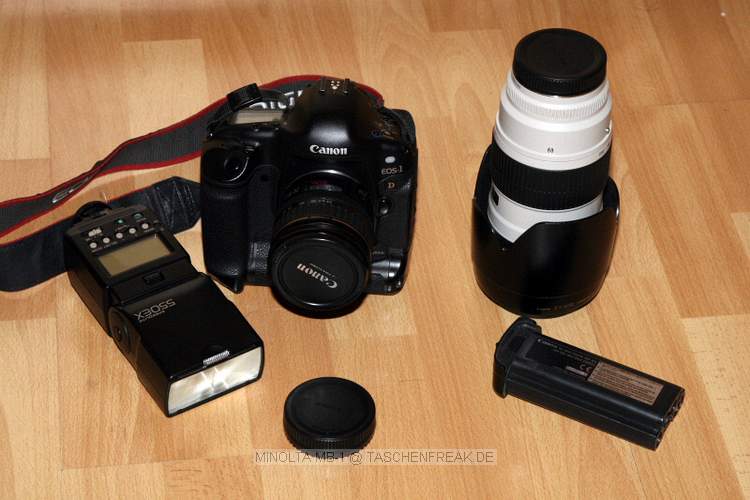 MINOLTA MB-1\n\nFoto und Text von Florian Sokoll - VIELEN DANK!\n\nKommentar des Nutzers:\n\nHallo Jrg,\n\nanbei ein paar Fotos einer auf deiner Seite noch nicht vorhandenen Tasche mit Nostalgiewert fr den einen oder anderen Minolta-Fan: Die Konica Minolta MB-1 (Baugleich bis auf das Logo mit der Minolta MB-1).\n\nIch habe sie ziemlich geqult und beansprucht in den letzten 20 Monaten, ganz frisch sieht sie also nicht mehr aus. Bemerkenswert ist jedoch was ich darin untergebracht habe:\n\nCanon EOS 1D mit angesetztem EF 24-85 USM EF 70-200 2,8 USM In der Netztasche im Deckel einen Ersatzakku In der Reiverschluss-Zubehrtasche ein Speedlite 550EX sowie Speicherkarten, Deckel usw.\n\nAuch wenn die Tasche mit dieser Befllung etwas ausgebeult wirkt schliet sie doch sicher und ohne Kraftaufwand o.. Ein zweites  Trennelement ist im Normalsfall dabei; die Tasche ist also fr jede mittlere SLR-Ausrstung ausreichend.\n\nGre\n\nFlorian Sokoll