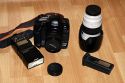 MINOLTA MB-1\n\nFoto und Text von Florian Sokoll - VIELEN DANK!\n\nKommentar des Nutzers:\n\nHallo Jrg,\n\nanbei ein paar Fotos einer auf deiner Seite noch nicht vorhandenen Tasche mit Nostalgiewert fr den einen oder anderen Minolta-Fan: Die Konica Minolta MB-1 (Baugleich bis auf das Logo mit der Minolta MB-1).\n\nIch habe sie ziemlich geqult und beansprucht in den letzten 20 Monaten, ganz frisch sieht sie also nicht mehr aus. Bemerkenswert ist jedoch was ich darin untergebracht habe:\n\nCanon EOS 1D mit angesetztem EF 24-85 USM EF 70-200 2,8 USM In der Netztasche im Deckel einen Ersatzakku In der Reiverschluss-Zubehrtasche ein Speedlite 550EX sowie Speicherkarten, Deckel usw.\n\nAuch wenn die Tasche mit dieser Befllung etwas ausgebeult wirkt schliet sie doch sicher und ohne Kraftaufwand o.. Ein zweites  Trennelement ist im Normalsfall dabei; die Tasche ist also fr jede mittlere SLR-Ausrstung ausreichend.\n\nGre\n\nFlorian Sokoll