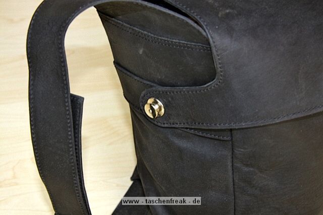 MONOCHROM DOTHEBAG MONO 8\n\nBilder und Text von Bruno Mooser - VIELEN DANK!\n\nKommentar:\n\nHallo Jrg\nanbei ein paar Fotos zur dothebag mono_08\nvon Monochrom\nhier ist der Link zur Tasche:\nhttp://www.monochrom.com/%bbdothebag%ab-mono_08.htm?websale7=mono-c&pi=35434&ci=000013 \n\nIch habe mir die Tasche als groe Ergnzung zu meiner Billingham geholt, damit sie mein komplettes Leica M8.2 Equipment behrbergen kann.\n\nZur Tasche selbst.\n+sehr hochwertige Verarbeitung des Leders\n+sehr wertiger Eindruck\n+genialer Schnellverschluss (Ziehdruckknopf)\n+sehr viel Platz\n+als Alltagstasche voll tauglich-auch frs Business, durch herausnehmbaren Foto Einsatz\n+auch fr die Canon Eos50D+ 70-200+17-85+550EX gut geeignet-dann allerdings sehr schwer an der Schulter\n+wird nicht als Kameratsche erkannt\n\n-Velcro ist nicht besondes gut (kein Kommentar von Monochrom dazu-trotz Mail)\n-Innentasche ist eigentlich 1cm zu gro-wirft Falten\n-kein kompletter berstlpdeckel, das heit an der Seite ,neben den Gurten kann Wasser/Sand etc eindringen\n- das Schulterpad ist aus reinem Lede r>Rutschgefahr\n\nAuf alle Flle eine schne Tasche fr jeden Tag.\n\nGru\nBruno