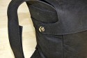 MONOCHROM DOTHEBAG MONO 8\n\nBilder und Text von Bruno Mooser - VIELEN DANK!\n\nKommentar:\n\nHallo Jrg\nanbei ein paar Fotos zur dothebag mono_08\nvon Monochrom\nhier ist der Link zur Tasche:\nhttp://www.monochrom.com/%bbdothebag%ab-mono_08.htm?websale7=mono-c&pi=35434&ci=000013 \n\nIch habe mir die Tasche als groe Ergnzung zu meiner Billingham geholt, damit sie mein komplettes Leica M8.2 Equipment behrbergen kann.\n\nZur Tasche selbst.\n+sehr hochwertige Verarbeitung des Leders\n+sehr wertiger Eindruck\n+genialer Schnellverschluss (Ziehdruckknopf)\n+sehr viel Platz\n+als Alltagstasche voll tauglich-auch frs Business, durch herausnehmbaren Foto Einsatz\n+auch fr die Canon Eos50D+ 70-200+17-85+550EX gut geeignet-dann allerdings sehr schwer an der Schulter\n+wird nicht als Kameratsche erkannt\n\n-Velcro ist nicht besondes gut (kein Kommentar von Monochrom dazu-trotz Mail)\n-Innentasche ist eigentlich 1cm zu gro-wirft Falten\n-kein kompletter berstlpdeckel, das heit an der Seite ,neben den Gurten kann Wasser/Sand etc eindringen\n- das Schulterpad ist aus reinem Lede r>Rutschgefahr\n\nAuf alle Flle eine schne Tasche fr jeden Tag.\n\nGru\nBruno