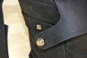 MONOCHROM DOTHEBAG MONO 8\n\nBilder und Text von Bruno Mooser - VIELEN DANK!\n\nKommentar:\n\nHallo Jrg\nanbei ein paar Fotos zur dothebag mono_08\nvon Monochrom\nhier ist der Link zur Tasche:\nhttp://www.monochrom.com/%bbdothebag%ab-mono_08.htm?websale7=mono-c&pi=35434&ci=000013 \n\nIch habe mir die Tasche als groe Ergnzung zu meiner Billingham geholt, damit sie mein komplettes Leica M8.2 Equipment behrbergen kann.\n\nZur Tasche selbst.\n+sehr hochwertige Verarbeitung des Leders\n+sehr wertiger Eindruck\n+genialer Schnellverschluss (Ziehdruckknopf)\n+sehr viel Platz\n+als Alltagstasche voll tauglich-auch frs Business, durch herausnehmbaren Foto Einsatz\n+auch fr die Canon Eos50D+ 70-200+17-85+550EX gut geeignet-dann allerdings sehr schwer an der Schulter\n+wird nicht als Kameratsche erkannt\n\n-Velcro ist nicht besondes gut (kein Kommentar von Monochrom dazu-trotz Mail)\n-Innentasche ist eigentlich 1cm zu gro-wirft Falten\n-kein kompletter berstlpdeckel, das heit an der Seite ,neben den Gurten kann Wasser/Sand etc eindringen\n- das Schulterpad ist aus reinem Lede r>Rutschgefahr\n\nAuf alle Flle eine schne Tasche fr jeden Tag.\n\nGru\nBruno