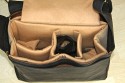 MONOCHROM DOTHEBAG MONO 8\n\nBilder und Text von Bruno Mooser - VIELEN DANK!\n\nKommentar:\n\nHallo Jrg\nanbei ein paar Fotos zur dothebag mono_08\nvon Monochrom\nhier ist der Link zur Tasche:\nhttp://www.monochrom.com/%bbdothebag%ab-mono_08.htm?websale7=mono-c&pi=35434&ci=000013 \n\nIch habe mir die Tasche als groe Ergnzung zu meiner Billingham geholt, damit sie mein komplettes Leica M8.2 Equipment behrbergen kann.\n\nZur Tasche selbst.\n+sehr hochwertige Verarbeitung des Leders\n+sehr wertiger Eindruck\n+genialer Schnellverschluss (Ziehdruckknopf)\n+sehr viel Platz\n+als Alltagstasche voll tauglich-auch frs Business, durch herausnehmbaren Foto Einsatz\n+auch fr die Canon Eos50D+ 70-200+17-85+550EX gut geeignet-dann allerdings sehr schwer an der Schulter\n+wird nicht als Kameratsche erkannt\n\n-Velcro ist nicht besondes gut (kein Kommentar von Monochrom dazu-trotz Mail)\n-Innentasche ist eigentlich 1cm zu gro-wirft Falten\n-kein kompletter berstlpdeckel, das heit an der Seite ,neben den Gurten kann Wasser/Sand etc eindringen\n- das Schulterpad ist aus reinem Lede r>Rutschgefahr\n\nAuf alle Flle eine schne Tasche fr jeden Tag.\n\nGru\nBruno