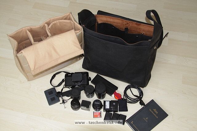 MONOCHROM DOTHEBAG MONO 8\n\nBilder und Text von Bruno Mooser - VIELEN DANK!\n\nKommentar:\n\nHallo Jrg\nanbei ein paar Fotos zur dothebag mono_08\nvon Monochrom\nhier ist der Link zur Tasche:\nhttp://www.monochrom.com/%bbdothebag%ab-mono_08.htm?websale7=mono-c&pi=35434&ci=000013 \n\nIch habe mir die Tasche als groe Ergnzung zu meiner Billingham geholt, damit sie mein komplettes Leica M8.2 Equipment behrbergen kann.\n\nZur Tasche selbst.\n+sehr hochwertige Verarbeitung des Leders\n+sehr wertiger Eindruck\n+genialer Schnellverschluss (Ziehdruckknopf)\n+sehr viel Platz\n+als Alltagstasche voll tauglich-auch frs Business, durch herausnehmbaren Foto Einsatz\n+auch fr die Canon Eos50D+ 70-200+17-85+550EX gut geeignet-dann allerdings sehr schwer an der Schulter\n+wird nicht als Kameratsche erkannt\n\n-Velcro ist nicht besondes gut (kein Kommentar von Monochrom dazu-trotz Mail)\n-Innentasche ist eigentlich 1cm zu gro-wirft Falten\n-kein kompletter berstlpdeckel, das heit an der Seite ,neben den Gurten kann Wasser/Sand etc eindringen\n- das Schulterpad ist aus reinem Lede r>Rutschgefahr\n\nAuf alle Flle eine schne Tasche fr jeden Tag.\n\nGru\nBruno