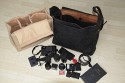 MONOCHROM DOTHEBAG MONO 8\n\nBilder und Text von Bruno Mooser - VIELEN DANK!\n\nKommentar:\n\nHallo Jrg\nanbei ein paar Fotos zur dothebag mono_08\nvon Monochrom\nhier ist der Link zur Tasche:\nhttp://www.monochrom.com/%bbdothebag%ab-mono_08.htm?websale7=mono-c&pi=35434&ci=000013 \n\nIch habe mir die Tasche als groe Ergnzung zu meiner Billingham geholt, damit sie mein komplettes Leica M8.2 Equipment behrbergen kann.\n\nZur Tasche selbst.\n+sehr hochwertige Verarbeitung des Leders\n+sehr wertiger Eindruck\n+genialer Schnellverschluss (Ziehdruckknopf)\n+sehr viel Platz\n+als Alltagstasche voll tauglich-auch frs Business, durch herausnehmbaren Foto Einsatz\n+auch fr die Canon Eos50D+ 70-200+17-85+550EX gut geeignet-dann allerdings sehr schwer an der Schulter\n+wird nicht als Kameratsche erkannt\n\n-Velcro ist nicht besondes gut (kein Kommentar von Monochrom dazu-trotz Mail)\n-Innentasche ist eigentlich 1cm zu gro-wirft Falten\n-kein kompletter berstlpdeckel, das heit an der Seite ,neben den Gurten kann Wasser/Sand etc eindringen\n- das Schulterpad ist aus reinem Lede r>Rutschgefahr\n\nAuf alle Flle eine schne Tasche fr jeden Tag.\n\nGru\nBruno