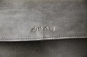 MONOCHROM DOTHEBAG MONO 8\n\nBilder und Text von Bruno Mooser - VIELEN DANK!\n\nKommentar:\n\nHallo Jrg\nanbei ein paar Fotos zur dothebag mono_08\nvon Monochrom\nhier ist der Link zur Tasche:\nhttp://www.monochrom.com/%bbdothebag%ab-mono_08.htm?websale7=mono-c&pi=35434&ci=000013 \n\nIch habe mir die Tasche als groe Ergnzung zu meiner Billingham geholt, damit sie mein komplettes Leica M8.2 Equipment behrbergen kann.\n\nZur Tasche selbst.\n+sehr hochwertige Verarbeitung des Leders\n+sehr wertiger Eindruck\n+genialer Schnellverschluss (Ziehdruckknopf)\n+sehr viel Platz\n+als Alltagstasche voll tauglich-auch frs Business, durch herausnehmbaren Foto Einsatz\n+auch fr die Canon Eos50D+ 70-200+17-85+550EX gut geeignet-dann allerdings sehr schwer an der Schulter\n+wird nicht als Kameratsche erkannt\n\n-Velcro ist nicht besondes gut (kein Kommentar von Monochrom dazu-trotz Mail)\n-Innentasche ist eigentlich 1cm zu gro-wirft Falten\n-kein kompletter berstlpdeckel, das heit an der Seite ,neben den Gurten kann Wasser/Sand etc eindringen\n- das Schulterpad ist aus reinem Lede r>Rutschgefahr\n\nAuf alle Flle eine schne Tasche fr jeden Tag.\n\nGru\nBruno