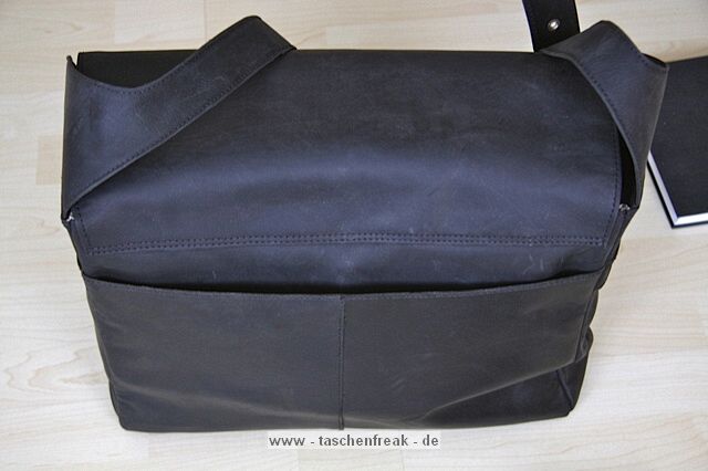 MONOCHROM DOTHEBAG MONO 8\n\nBilder und Text von Bruno Mooser - VIELEN DANK!\n\nKommentar:\n\nHallo Jrg\nanbei ein paar Fotos zur dothebag mono_08\nvon Monochrom\nhier ist der Link zur Tasche:\nhttp://www.monochrom.com/%bbdothebag%ab-mono_08.htm?websale7=mono-c&pi=35434&ci=000013 \n\nIch habe mir die Tasche als groe Ergnzung zu meiner Billingham geholt, damit sie mein komplettes Leica M8.2 Equipment behrbergen kann.\n\nZur Tasche selbst.\n+sehr hochwertige Verarbeitung des Leders\n+sehr wertiger Eindruck\n+genialer Schnellverschluss (Ziehdruckknopf)\n+sehr viel Platz\n+als Alltagstasche voll tauglich-auch frs Business, durch herausnehmbaren Foto Einsatz\n+auch fr die Canon Eos50D+ 70-200+17-85+550EX gut geeignet-dann allerdings sehr schwer an der Schulter\n+wird nicht als Kameratsche erkannt\n\n-Velcro ist nicht besondes gut (kein Kommentar von Monochrom dazu-trotz Mail)\n-Innentasche ist eigentlich 1cm zu gro-wirft Falten\n-kein kompletter berstlpdeckel, das heit an der Seite ,neben den Gurten kann Wasser/Sand etc eindringen\n- das Schulterpad ist aus reinem Lede r>Rutschgefahr\n\nAuf alle Flle eine schne Tasche fr jeden Tag.\n\nGru\nBruno