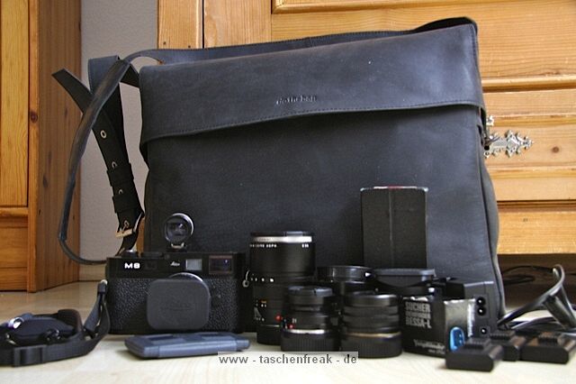 MONOCHROM DOTHEBAG MONO 8\n\nBilder und Text von Bruno Mooser - VIELEN DANK!\n\nKommentar:\n\nHallo Jrg\nanbei ein paar Fotos zur dothebag mono_08\nvon Monochrom\nhier ist der Link zur Tasche:\nhttp://www.monochrom.com/%bbdothebag%ab-mono_08.htm?websale7=mono-c&pi=35434&ci=000013 \n\nIch habe mir die Tasche als groe Ergnzung zu meiner Billingham geholt, damit sie mein komplettes Leica M8.2 Equipment behrbergen kann.\n\nZur Tasche selbst.\n+sehr hochwertige Verarbeitung des Leders\n+sehr wertiger Eindruck\n+genialer Schnellverschluss (Ziehdruckknopf)\n+sehr viel Platz\n+als Alltagstasche voll tauglich-auch frs Business, durch herausnehmbaren Foto Einsatz\n+auch fr die Canon Eos50D+ 70-200+17-85+550EX gut geeignet-dann allerdings sehr schwer an der Schulter\n+wird nicht als Kameratsche erkannt\n\n-Velcro ist nicht besondes gut (kein Kommentar von Monochrom dazu-trotz Mail)\n-Innentasche ist eigentlich 1cm zu gro-wirft Falten\n-kein kompletter berstlpdeckel, das heit an der Seite ,neben den Gurten kann Wasser/Sand etc eindringen\n- das Schulterpad ist aus reinem Lede r>Rutschgefahr\n\nAuf alle Flle eine schne Tasche fr jeden Tag.\n\nGru\nBruno