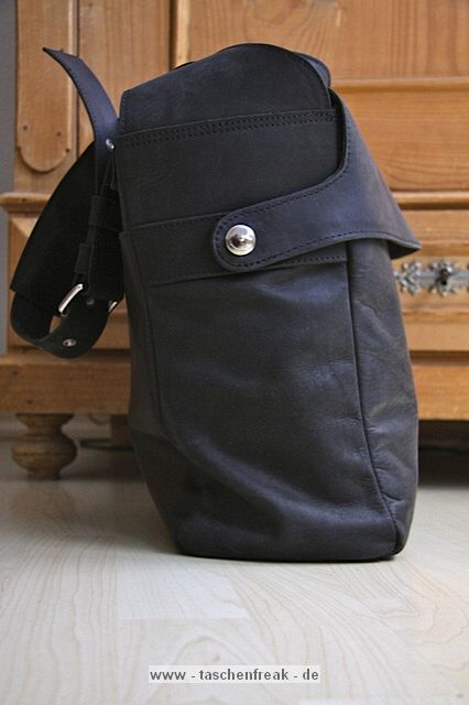 MONOCHROM DOTHEBAG MONO 8\n\nBilder und Text von Bruno Mooser - VIELEN DANK!\n\nKommentar:\n\nHallo Jrg\nanbei ein paar Fotos zur dothebag mono_08\nvon Monochrom\nhier ist der Link zur Tasche:\nhttp://www.monochrom.com/%bbdothebag%ab-mono_08.htm?websale7=mono-c&pi=35434&ci=000013 \n\nIch habe mir die Tasche als groe Ergnzung zu meiner Billingham geholt, damit sie mein komplettes Leica M8.2 Equipment behrbergen kann.\n\nZur Tasche selbst.\n+sehr hochwertige Verarbeitung des Leders\n+sehr wertiger Eindruck\n+genialer Schnellverschluss (Ziehdruckknopf)\n+sehr viel Platz\n+als Alltagstasche voll tauglich-auch frs Business, durch herausnehmbaren Foto Einsatz\n+auch fr die Canon Eos50D+ 70-200+17-85+550EX gut geeignet-dann allerdings sehr schwer an der Schulter\n+wird nicht als Kameratsche erkannt\n\n-Velcro ist nicht besondes gut (kein Kommentar von Monochrom dazu-trotz Mail)\n-Innentasche ist eigentlich 1cm zu gro-wirft Falten\n-kein kompletter berstlpdeckel, das heit an der Seite ,neben den Gurten kann Wasser/Sand etc eindringen\n- das Schulterpad ist aus reinem Lede r>Rutschgefahr\n\nAuf alle Flle eine schne Tasche fr jeden Tag.\n\nGru\nBruno