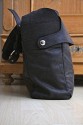 MONOCHROM DOTHEBAG MONO 8\n\nBilder und Text von Bruno Mooser - VIELEN DANK!\n\nKommentar:\n\nHallo Jrg\nanbei ein paar Fotos zur dothebag mono_08\nvon Monochrom\nhier ist der Link zur Tasche:\nhttp://www.monochrom.com/%bbdothebag%ab-mono_08.htm?websale7=mono-c&pi=35434&ci=000013 \n\nIch habe mir die Tasche als groe Ergnzung zu meiner Billingham geholt, damit sie mein komplettes Leica M8.2 Equipment behrbergen kann.\n\nZur Tasche selbst.\n+sehr hochwertige Verarbeitung des Leders\n+sehr wertiger Eindruck\n+genialer Schnellverschluss (Ziehdruckknopf)\n+sehr viel Platz\n+als Alltagstasche voll tauglich-auch frs Business, durch herausnehmbaren Foto Einsatz\n+auch fr die Canon Eos50D+ 70-200+17-85+550EX gut geeignet-dann allerdings sehr schwer an der Schulter\n+wird nicht als Kameratsche erkannt\n\n-Velcro ist nicht besondes gut (kein Kommentar von Monochrom dazu-trotz Mail)\n-Innentasche ist eigentlich 1cm zu gro-wirft Falten\n-kein kompletter berstlpdeckel, das heit an der Seite ,neben den Gurten kann Wasser/Sand etc eindringen\n- das Schulterpad ist aus reinem Lede r>Rutschgefahr\n\nAuf alle Flle eine schne Tasche fr jeden Tag.\n\nGru\nBruno