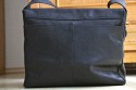MONOCHROM DOTHEBAG MONO 8\n\nBilder und Text von Bruno Mooser - VIELEN DANK!\n\nKommentar:\n\nHallo Jrg\nanbei ein paar Fotos zur dothebag mono_08\nvon Monochrom\nhier ist der Link zur Tasche:\nhttp://www.monochrom.com/%bbdothebag%ab-mono_08.htm?websale7=mono-c&pi=35434&ci=000013 \n\nIch habe mir die Tasche als groe Ergnzung zu meiner Billingham geholt, damit sie mein komplettes Leica M8.2 Equipment behrbergen kann.\n\nZur Tasche selbst.\n+sehr hochwertige Verarbeitung des Leders\n+sehr wertiger Eindruck\n+genialer Schnellverschluss (Ziehdruckknopf)\n+sehr viel Platz\n+als Alltagstasche voll tauglich-auch frs Business, durch herausnehmbaren Foto Einsatz\n+auch fr die Canon Eos50D+ 70-200+17-85+550EX gut geeignet-dann allerdings sehr schwer an der Schulter\n+wird nicht als Kameratsche erkannt\n\n-Velcro ist nicht besondes gut (kein Kommentar von Monochrom dazu-trotz Mail)\n-Innentasche ist eigentlich 1cm zu gro-wirft Falten\n-kein kompletter berstlpdeckel, das heit an der Seite ,neben den Gurten kann Wasser/Sand etc eindringen\n- das Schulterpad ist aus reinem Lede r>Rutschgefahr\n\nAuf alle Flle eine schne Tasche fr jeden Tag.\n\nGru\nBruno