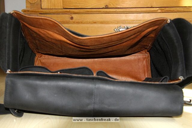 MONOCHROM DOTHEBAG MONO 8\n\nBilder und Text von Bruno Mooser - VIELEN DANK!\n\nKommentar:\n\nHallo Jörg\nanbei ein paar Fotos zur dothebag« mono_08\nvon Monochrom\nhier ist der Link zur Tasche:\nhttp://www.monochrom.com/%bbdothebag%ab-mono_08.htm?websale7=mono-c&pi=35434&ci=000013 \n\nIch habe mir die Tasche als große Ergänzung zu meiner Billingham geholt, damit sie mein komplettes Leica M8.2 Equipment behrbergen kann.\n\nZur Tasche selbst.\n+sehr hochwertige Verarbeitung des Leders\n+sehr wertiger Eindruck\n+genialer Schnellverschluss (Ziehdruckknopf)\n+sehr viel Platz\n+als Alltagstasche voll tauglich-auch fürs Business, durch herausnehmbaren Foto Einsatz\n+auch für die Canon Eos50D+ 70-200+17-85+550EX gut geeignet-dann allerdings sehr schwer an der Schulter\n+wird nicht als Kameratsche erkannt\n\n-Velcro ist nicht besondes gut (kein Kommentar von Monochrom dazu-trotz Mail)\n-Innentasche ist eigentlich 1cm zu groß-wirft Falten\n-kein kompletter Überstülpdeckel, das heißt an der Seite ,neben den Gurten kann Wasser/Sand etc eindringen\n- das Schulterpad ist aus reinem Lede r>Rutschgefahr\n\nAuf alle Fälle eine schöne Tasche für jeden Tag.\n\nGruß\nBruno