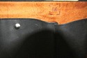 MONOCHROM DOTHEBAG MONO 8\n\nBilder und Text von Bruno Mooser - VIELEN DANK!\n\nKommentar:\n\nHallo Jrg\nanbei ein paar Fotos zur dothebag mono_08\nvon Monochrom\nhier ist der Link zur Tasche:\nhttp://www.monochrom.com/%bbdothebag%ab-mono_08.htm?websale7=mono-c&pi=35434&ci=000013 \n\nIch habe mir die Tasche als groe Ergnzung zu meiner Billingham geholt, damit sie mein komplettes Leica M8.2 Equipment behrbergen kann.\n\nZur Tasche selbst.\n+sehr hochwertige Verarbeitung des Leders\n+sehr wertiger Eindruck\n+genialer Schnellverschluss (Ziehdruckknopf)\n+sehr viel Platz\n+als Alltagstasche voll tauglich-auch frs Business, durch herausnehmbaren Foto Einsatz\n+auch fr die Canon Eos50D+ 70-200+17-85+550EX gut geeignet-dann allerdings sehr schwer an der Schulter\n+wird nicht als Kameratsche erkannt\n\n-Velcro ist nicht besondes gut (kein Kommentar von Monochrom dazu-trotz Mail)\n-Innentasche ist eigentlich 1cm zu gro-wirft Falten\n-kein kompletter berstlpdeckel, das heit an der Seite ,neben den Gurten kann Wasser/Sand etc eindringen\n- das Schulterpad ist aus reinem Lede r>Rutschgefahr\n\nAuf alle Flle eine schne Tasche fr jeden Tag.\n\nGru\nBruno