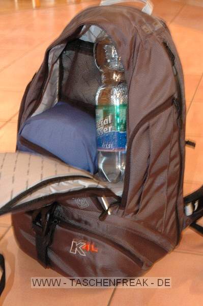 NANEU K4L\n\nFoto und Text von Stefan Hausperger - VIELEN DANK!\n\nKommentar:\n\nZiel meiner Suche war ein Rucksack mit Stauraum fr eine mittelgroe Kameraausrstung und groem Daypack.\n\nIch bin bei dem NANEU K4L hngen geblieben.\n\nDas Notebookfach htte ich nicht gebraucht, ohne gabs ihn aber nicht.\n\nAuerdem verfgt er ber einen Regenschutz, eine sehr gut Rckenpolsterung.\n\nDer Tragekomfort ist fr mein Empfinden tadellos.\n\nDer Qualittseindruck des Rucksacks ist gut bis sehr gut.\n\nEr verfgt ber eine Halterung fr ein Stativ, die Trennung zwischen Kameraausrstung und Daypack kann man entfernen.\n\nIch brachte darin folgende Ausrstung unter: Nikon D300 mit AF-S VR 16-85, AF-S VR 70-300, AF-S VR 105 Micro, AF-D 35 2, Kenko 1,4x Telekonverter, Metz 48 AF-1 N, Speicherkarten, Akkus fr Blitz und Kamera, Ladegert, Winkelsucher,  Kabelauslser, Batteriegriff, Blitzkabel, Garmin GPS-Gert, 1,5l Wasser und eine Regenjacke.\n\nIm Daypack wre noch Platz fr Ausrstung, Zubehr, Brotzeit oder Kleidung gewesen.