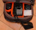 NANEU K4L\n\nFoto und Text von Stefan Hausperger - VIELEN DANK!\n\nKommentar:\n\nZiel meiner Suche war ein Rucksack mit Stauraum fr eine mittelgroe Kameraausrstung und groem Daypack.\n\nIch bin bei dem NANEU K4L hngen geblieben.\n\nDas Notebookfach htte ich nicht gebraucht, ohne gabs ihn aber nicht.\n\nAuerdem verfgt er ber einen Regenschutz, eine sehr gut Rckenpolsterung.\n\nDer Tragekomfort ist fr mein Empfinden tadellos.\n\nDer Qualittseindruck des Rucksacks ist gut bis sehr gut.\n\nEr verfgt ber eine Halterung fr ein Stativ, die Trennung zwischen Kameraausrstung und Daypack kann man entfernen.\n\nIch brachte darin folgende Ausrstung unter: Nikon D300 mit AF-S VR 16-85, AF-S VR 70-300, AF-S VR 105 Micro, AF-D 35 2, Kenko 1,4x Telekonverter, Metz 48 AF-1 N, Speicherkarten, Akkus fr Blitz und Kamera, Ladegert, Winkelsucher,  Kabelauslser, Batteriegriff, Blitzkabel, Garmin GPS-Gert, 1,5l Wasser und eine Regenjacke.\n\nIm Daypack wre noch Platz fr Ausrstung, Zubehr, Brotzeit oder Kleidung gewesen.
