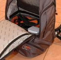 NANEU K4L\n\nFoto und Text von Stefan Hausperger - VIELEN DANK!\n\nKommentar:\n\nZiel meiner Suche war ein Rucksack mit Stauraum fr eine mittelgroe Kameraausrstung und groem Daypack.\n\nIch bin bei dem NANEU K4L hngen geblieben.\n\nDas Notebookfach htte ich nicht gebraucht, ohne gabs ihn aber nicht.\n\nAuerdem verfgt er ber einen Regenschutz, eine sehr gut Rckenpolsterung.\n\nDer Tragekomfort ist fr mein Empfinden tadellos.\n\nDer Qualittseindruck des Rucksacks ist gut bis sehr gut.\n\nEr verfgt ber eine Halterung fr ein Stativ, die Trennung zwischen Kameraausrstung und Daypack kann man entfernen.\n\nIch brachte darin folgende Ausrstung unter: Nikon D300 mit AF-S VR 16-85, AF-S VR 70-300, AF-S VR 105 Micro, AF-D 35 2, Kenko 1,4x Telekonverter, Metz 48 AF-1 N, Speicherkarten, Akkus fr Blitz und Kamera, Ladegert, Winkelsucher,  Kabelauslser, Batteriegriff, Blitzkabel, Garmin GPS-Gert, 1,5l Wasser und eine Regenjacke.\n\nIm Daypack wre noch Platz fr Ausrstung, Zubehr, Brotzeit oder Kleidung gewesen.