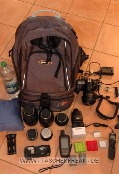 NANEU K4L\n\nFoto und Text von Stefan Hausperger - VIELEN DANK!\n\nKommentar:\n\nZiel meiner Suche war ein Rucksack mit Stauraum für eine mittelgroße Kameraausrüstung und großem Daypack.\n\nIch bin bei dem NANEU K4L hängen geblieben.\n\nDas Notebookfach hätte ich nicht gebraucht, ohne gabs ihn aber nicht.\n\nAußerdem verfügt er über einen Regenschutz, eine sehr gut Rückenpolsterung.\n\nDer Tragekomfort ist für mein Empfinden tadellos.\n\nDer Qualitätseindruck des Rucksacks ist gut bis sehr gut.\n\nEr verfügt über eine Halterung für ein Stativ, die Trennung zwischen Kameraausrüstung und Daypack kann man entfernen.\n\nIch brachte darin folgende Ausrüstung unter: Nikon D300 mit AF-S VR 16-85, AF-S VR 70-300, AF-S VR 105 Micro, AF-D 35 2, Kenko 1,4x Telekonverter, Metz 48 AF-1 N, Speicherkarten, Akkus für Blitz und Kamera, Ladegerät, Winkelsucher,  Kabelauslöser, Batteriegriff, Blitzkabel, Garmin GPS-Gerät, 1,5l Wasser und eine Regenjacke.\n\nIm Daypack wäre noch Platz für Ausrüstung, Zubehör, Brotzeit oder Kleidung gewesen.