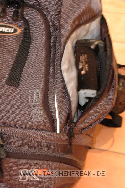NANEU K4L\n\nFoto und Text von Stefan Hausperger - VIELEN DANK!\n\nKommentar:\n\nZiel meiner Suche war ein Rucksack mit Stauraum fr eine mittelgroe Kameraausrstung und groem Daypack.\n\nIch bin bei dem NANEU K4L hngen geblieben.\n\nDas Notebookfach htte ich nicht gebraucht, ohne gabs ihn aber nicht.\n\nAuerdem verfgt er ber einen Regenschutz, eine sehr gut Rckenpolsterung.\n\nDer Tragekomfort ist fr mein Empfinden tadellos.\n\nDer Qualittseindruck des Rucksacks ist gut bis sehr gut.\n\nEr verfgt ber eine Halterung fr ein Stativ, die Trennung zwischen Kameraausrstung und Daypack kann man entfernen.\n\nIch brachte darin folgende Ausrstung unter: Nikon D300 mit AF-S VR 16-85, AF-S VR 70-300, AF-S VR 105 Micro, AF-D 35 2, Kenko 1,4x Telekonverter, Metz 48 AF-1 N, Speicherkarten, Akkus fr Blitz und Kamera, Ladegert, Winkelsucher,  Kabelauslser, Batteriegriff, Blitzkabel, Garmin GPS-Gert, 1,5l Wasser und eine Regenjacke.\n\nIm Daypack wre noch Platz fr Ausrstung, Zubehr, Brotzeit oder Kleidung gewesen.