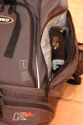 NANEU K4L\n\nFoto und Text von Stefan Hausperger - VIELEN DANK!\n\nKommentar:\n\nZiel meiner Suche war ein Rucksack mit Stauraum fr eine mittelgroe Kameraausrstung und groem Daypack.\n\nIch bin bei dem NANEU K4L hngen geblieben.\n\nDas Notebookfach htte ich nicht gebraucht, ohne gabs ihn aber nicht.\n\nAuerdem verfgt er ber einen Regenschutz, eine sehr gut Rckenpolsterung.\n\nDer Tragekomfort ist fr mein Empfinden tadellos.\n\nDer Qualittseindruck des Rucksacks ist gut bis sehr gut.\n\nEr verfgt ber eine Halterung fr ein Stativ, die Trennung zwischen Kameraausrstung und Daypack kann man entfernen.\n\nIch brachte darin folgende Ausrstung unter: Nikon D300 mit AF-S VR 16-85, AF-S VR 70-300, AF-S VR 105 Micro, AF-D 35 2, Kenko 1,4x Telekonverter, Metz 48 AF-1 N, Speicherkarten, Akkus fr Blitz und Kamera, Ladegert, Winkelsucher,  Kabelauslser, Batteriegriff, Blitzkabel, Garmin GPS-Gert, 1,5l Wasser und eine Regenjacke.\n\nIm Daypack wre noch Platz fr Ausrstung, Zubehr, Brotzeit oder Kleidung gewesen.