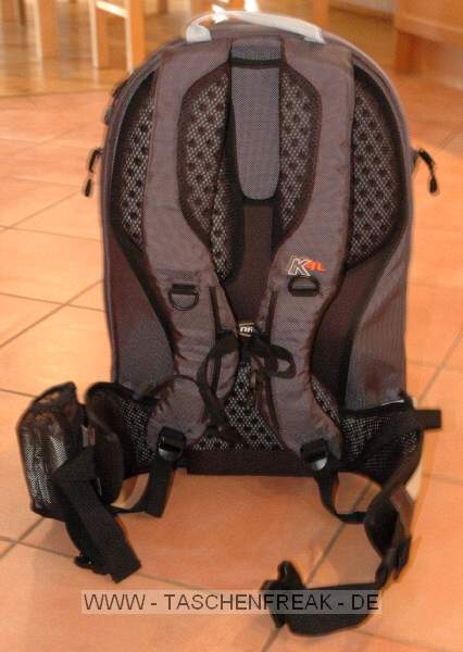 NANEU K4L\n\nFoto und Text von Stefan Hausperger - VIELEN DANK!\n\nKommentar:\n\nZiel meiner Suche war ein Rucksack mit Stauraum fr eine mittelgroe Kameraausrstung und groem Daypack.\n\nIch bin bei dem NANEU K4L hngen geblieben.\n\nDas Notebookfach htte ich nicht gebraucht, ohne gabs ihn aber nicht.\n\nAuerdem verfgt er ber einen Regenschutz, eine sehr gut Rckenpolsterung.\n\nDer Tragekomfort ist fr mein Empfinden tadellos.\n\nDer Qualittseindruck des Rucksacks ist gut bis sehr gut.\n\nEr verfgt ber eine Halterung fr ein Stativ, die Trennung zwischen Kameraausrstung und Daypack kann man entfernen.\n\nIch brachte darin folgende Ausrstung unter: Nikon D300 mit AF-S VR 16-85, AF-S VR 70-300, AF-S VR 105 Micro, AF-D 35 2, Kenko 1,4x Telekonverter, Metz 48 AF-1 N, Speicherkarten, Akkus fr Blitz und Kamera, Ladegert, Winkelsucher,  Kabelauslser, Batteriegriff, Blitzkabel, Garmin GPS-Gert, 1,5l Wasser und eine Regenjacke.\n\nIm Daypack wre noch Platz fr Ausrstung, Zubehr, Brotzeit oder Kleidung gewesen.