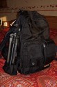 NANEU PRO ALPHA\n\nFoto von Roger Wimbert - VIELEN DANK!\n\nKommentar des Nutzers:\n\nHallo,\n\nauch ich mchte mich herzlich fr Deine Arbeit bedanken. Nach langer berlegung und mehreren Versuchen (u.a. Tamrac Velocity 8x, LowePro Fastpak 200) habe ich mir nun eine Naneu Alpha angeschafft. Mein Problem mit den anderen Taschen war, dass die Einteilung einfach zu unflexibel ist. Die Kamerafcher sind fr meine Pentax K100D super einfach zu gro. \nBei der Naneu ist das Kamerafach wirklich beliebig teilbar, so dass eine kleine Kamera mit groem Objektiv (Sigma 17-70 plus Sonnenblende in\nArbeitsstellung) problemlos fest verstaubar ist. Allerdings mit dem Nachteil, dass ich unterwegs nicht an die Ausrstung komme. Dafr gibt es aber am Bauchgurt Schlaufen, an denen ich Objektivkcher befestigen kann, um die aktuell verwendeten Objektive schnell wechseln zu knnen.\n\nberrascht hat mich, dass bei meinem Rucksack eine Regenhaube (in einer Netztasche, die auch als Flaschenbehlter dienen kann, siehe Bild) geliefert wurde. Diese Regenhaube ist eigentlich nur bei den Modellen in Tarnfarbe enthalten.\n\nNun zur Ausrstung: Es gehen hinein:\nPentax K100D super mit Sigma 17-70 inkl. Sonnenblende, links unten Sigma 4-5.6/70-300 inkl. Sonnenblende, alternativ wrde Pentax DA 10-17 und DA 50-200 bereinander hineingehen, rechts daneben Pentax DA 50-135 inkl. \nSonnenblende, auf der rechten Seite der Sigma EF 500 Super Blitz. Unter dem Blitz finden noch einige kleine Objektive Platz, hier Pentax F 1.7/50 und DA 10-17.\n\nIn der Vordertasche sind mehrere Stze Batterien, Stifte, Fernauslser, Reflektoren und Graukarte untergebracht. Im Hauptfach passt eine 0,5l-Flasche stehend hinein. Ein Sixpack wrde somit passen. An der Aussenseite ist ein kleines Reisestativ befestigt.\n\nAm Bauchgurt sind an jeder Seite zwei Schlaufen fr weiteres Zubehr (hier die Netztasche mit einer 0,5l-Flasche).\n\nInsgesamt bin ich sehr zufrieden mit dem Rucksack, wenn auch die Handy-Tasche sehr hoch sitzt.\n\nRoger Wimbert