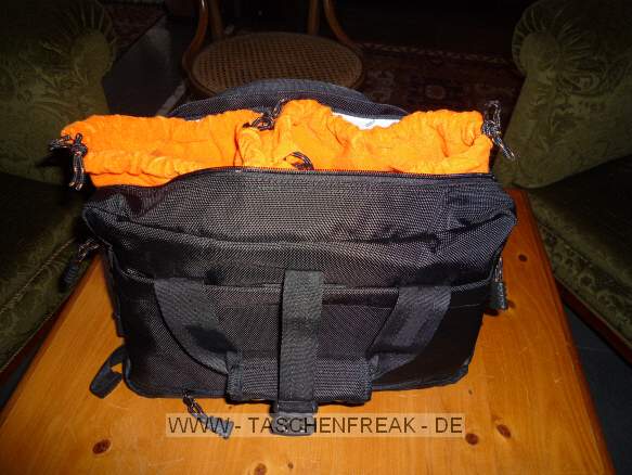 NANEU PRO LIMA \n\nFoto von Ernst Grll - VIELEN DANK!\n\nKommentar:\n\nHallo Jrg, mir hat Deine Seite sehr geholfen, die richtige Tasche zu finden. Einen schlanken Erfahrungsbericht kann ich jetzt auch beisteuern.\n \nIch verwende seit dem Konsum Deiner Seite die Lowepro Slingshot 200 und wollte noch was kleineres, unaufflligeres, und habe mir bei naneupro.nl das Modell Lima um 29,90 versandkostenfrei bestellt und heute erhalten.\n \nDie Qualitt der Tasche gefllt mir sehr gut, die Gre hat mich nicht berrascht, dann hab ich begonnen, sie zu fllen:\n \nin das kleinere Abteil passt eigentlich nur ein lngeres Objektiv (22 cm, z.B. mein altes 75-300) und daneben nur was ganz schmales (keinBlitz!), im groen Abteil haben bequem ein dickeres Oblektiv (Sigma 10-20) und ein etwas schlankeres (Micro Nikkor 105) nebeneinender Platz, und darber eine Kamera ohne Batteriegriff und mit angesetztem kleinen Zoom, hochkant, oder noch besser, mit ganz kurzem Normalobjktiv, quer. Montierte Gelis gehen sich dabei nicht aus. Damit ist die Tasche aber eigentlich schon sehr voll, bequemer geht es mit Body und drei Objektiven. Die Auenfcher wrden sich am ehesten fr den Transport von kleinen Goldbarren eignen (nicht gro, aber sehr stabil) Der Tragekomfort mit dem Schulterriemen ist sehr angenehm, an den Handgriffen getragen sprt man das kleine weiche Ding berhaupt kaum, die Polsterung der orangen Innenbeutel weich, ppig, und wirkt dabei hochwertig. Der Gesasmteindruck ist eher festes Kissen als steifer Koffer, und schlotternder Sack schon gar nicht. Gefllt auf den ebenen Boden gestellt fllt die Lima gern um, mach aber (mir) nichts.\n \nPraktisch finde ich, dass man die Innenbeutel herausnehmen und z.B. in einem Wanderrucksack verwenden kann.\nDie Tasche ohne die Innenbeutel ist fr alles mgliche zu gebrauchen, nebenbei.\n \nIch wei nicht, ob Dir die Qualitt der beigefgten Fotos gengt.\n \nGre aus Obersterreich\n \nErnst