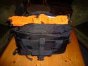 NANEU PRO LIMA \n\nFoto von Ernst Grll - VIELEN DANK!\n\nKommentar:\n\nHallo Jrg, mir hat Deine Seite sehr geholfen, die richtige Tasche zu finden. Einen schlanken Erfahrungsbericht kann ich jetzt auch beisteuern.\n \nIch verwende seit dem Konsum Deiner Seite die Lowepro Slingshot 200 und wollte noch was kleineres, unaufflligeres, und habe mir bei naneupro.nl das Modell Lima um 29,90 versandkostenfrei bestellt und heute erhalten.\n \nDie Qualitt der Tasche gefllt mir sehr gut, die Gre hat mich nicht berrascht, dann hab ich begonnen, sie zu fllen:\n \nin das kleinere Abteil passt eigentlich nur ein lngeres Objektiv (22 cm, z.B. mein altes 75-300) und daneben nur was ganz schmales (keinBlitz!), im groen Abteil haben bequem ein dickeres Oblektiv (Sigma 10-20) und ein etwas schlankeres (Micro Nikkor 105) nebeneinender Platz, und darber eine Kamera ohne Batteriegriff und mit angesetztem kleinen Zoom, hochkant, oder noch besser, mit ganz kurzem Normalobjktiv, quer. Montierte Gelis gehen sich dabei nicht aus. Damit ist die Tasche aber eigentlich schon sehr voll, bequemer geht es mit Body und drei Objektiven. Die Auenfcher wrden sich am ehesten fr den Transport von kleinen Goldbarren eignen (nicht gro, aber sehr stabil) Der Tragekomfort mit dem Schulterriemen ist sehr angenehm, an den Handgriffen getragen sprt man das kleine weiche Ding berhaupt kaum, die Polsterung der orangen Innenbeutel weich, ppig, und wirkt dabei hochwertig. Der Gesasmteindruck ist eher festes Kissen als steifer Koffer, und schlotternder Sack schon gar nicht. Gefllt auf den ebenen Boden gestellt fllt die Lima gern um, mach aber (mir) nichts.\n \nPraktisch finde ich, dass man die Innenbeutel herausnehmen und z.B. in einem Wanderrucksack verwenden kann.\nDie Tasche ohne die Innenbeutel ist fr alles mgliche zu gebrauchen, nebenbei.\n \nIch wei nicht, ob Dir die Qualitt der beigefgten Fotos gengt.\n \nGre aus Obersterreich\n \nErnst