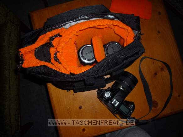 NANEU PRO LIMA \n\nFoto von Ernst Grll - VIELEN DANK!\n\nKommentar:\n\nHallo Jrg, mir hat Deine Seite sehr geholfen, die richtige Tasche zu finden. Einen schlanken Erfahrungsbericht kann ich jetzt auch beisteuern.\n \nIch verwende seit dem Konsum Deiner Seite die Lowepro Slingshot 200 und wollte noch was kleineres, unaufflligeres, und habe mir bei naneupro.nl das Modell Lima um 29,90 versandkostenfrei bestellt und heute erhalten.\n \nDie Qualitt der Tasche gefllt mir sehr gut, die Gre hat mich nicht berrascht, dann hab ich begonnen, sie zu fllen:\n \nin das kleinere Abteil passt eigentlich nur ein lngeres Objektiv (22 cm, z.B. mein altes 75-300) und daneben nur was ganz schmales (keinBlitz!), im groen Abteil haben bequem ein dickeres Oblektiv (Sigma 10-20) und ein etwas schlankeres (Micro Nikkor 105) nebeneinender Platz, und darber eine Kamera ohne Batteriegriff und mit angesetztem kleinen Zoom, hochkant, oder noch besser, mit ganz kurzem Normalobjktiv, quer. Montierte Gelis gehen sich dabei nicht aus. Damit ist die Tasche aber eigentlich schon sehr voll, bequemer geht es mit Body und drei Objektiven. Die Auenfcher wrden sich am ehesten fr den Transport von kleinen Goldbarren eignen (nicht gro, aber sehr stabil) Der Tragekomfort mit dem Schulterriemen ist sehr angenehm, an den Handgriffen getragen sprt man das kleine weiche Ding berhaupt kaum, die Polsterung der orangen Innenbeutel weich, ppig, und wirkt dabei hochwertig. Der Gesasmteindruck ist eher festes Kissen als steifer Koffer, und schlotternder Sack schon gar nicht. Gefllt auf den ebenen Boden gestellt fllt die Lima gern um, mach aber (mir) nichts.\n \nPraktisch finde ich, dass man die Innenbeutel herausnehmen und z.B. in einem Wanderrucksack verwenden kann.\nDie Tasche ohne die Innenbeutel ist fr alles mgliche zu gebrauchen, nebenbei.\n \nIch wei nicht, ob Dir die Qualitt der beigefgten Fotos gengt.\n \nGre aus Obersterreich\n \nErnst