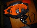 NANEU PRO LIMA \n\nFoto von Ernst Grll - VIELEN DANK!\n\nKommentar:\n\nHallo Jrg, mir hat Deine Seite sehr geholfen, die richtige Tasche zu finden. Einen schlanken Erfahrungsbericht kann ich jetzt auch beisteuern.\n \nIch verwende seit dem Konsum Deiner Seite die Lowepro Slingshot 200 und wollte noch was kleineres, unaufflligeres, und habe mir bei naneupro.nl das Modell Lima um 29,90 versandkostenfrei bestellt und heute erhalten.\n \nDie Qualitt der Tasche gefllt mir sehr gut, die Gre hat mich nicht berrascht, dann hab ich begonnen, sie zu fllen:\n \nin das kleinere Abteil passt eigentlich nur ein lngeres Objektiv (22 cm, z.B. mein altes 75-300) und daneben nur was ganz schmales (keinBlitz!), im groen Abteil haben bequem ein dickeres Oblektiv (Sigma 10-20) und ein etwas schlankeres (Micro Nikkor 105) nebeneinender Platz, und darber eine Kamera ohne Batteriegriff und mit angesetztem kleinen Zoom, hochkant, oder noch besser, mit ganz kurzem Normalobjktiv, quer. Montierte Gelis gehen sich dabei nicht aus. Damit ist die Tasche aber eigentlich schon sehr voll, bequemer geht es mit Body und drei Objektiven. Die Auenfcher wrden sich am ehesten fr den Transport von kleinen Goldbarren eignen (nicht gro, aber sehr stabil) Der Tragekomfort mit dem Schulterriemen ist sehr angenehm, an den Handgriffen getragen sprt man das kleine weiche Ding berhaupt kaum, die Polsterung der orangen Innenbeutel weich, ppig, und wirkt dabei hochwertig. Der Gesasmteindruck ist eher festes Kissen als steifer Koffer, und schlotternder Sack schon gar nicht. Gefllt auf den ebenen Boden gestellt fllt die Lima gern um, mach aber (mir) nichts.\n \nPraktisch finde ich, dass man die Innenbeutel herausnehmen und z.B. in einem Wanderrucksack verwenden kann.\nDie Tasche ohne die Innenbeutel ist fr alles mgliche zu gebrauchen, nebenbei.\n \nIch wei nicht, ob Dir die Qualitt der beigefgten Fotos gengt.\n \nGre aus Obersterreich\n \nErnst