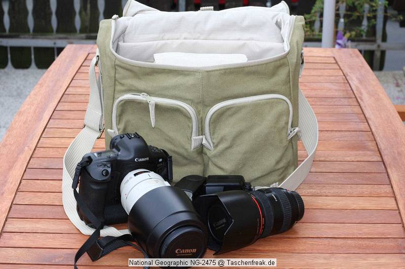 Foto von Michael Mecke - DANKE DAFR !\n\nKommentar des Nutzers:\n\nNachdem in die groe Kalahari keine Kameras mit BG passen sollte etwas anderes in dem Stil her.\n\nDie Tasche hat einen berwurfdeckel mit stabilen groen Druckknpfen als Verschlu. Darunter noch einen Deckel mit Reiverschlu der bei Nichtgebrauch aufgerollt und mit einem Klettband fixiert wird, das ermglicht schnelleren Zugriff. \n\nHinein passen problemlos Kameras mit Batteriegriff  bis zur EOS 1D Gre! Stehend ist hier ein 100-400 L mit umgedrehter Geli angesetzt.,rechts und links dazu sind hier ein Blitz und ein 28-70 L, 70-200 wrde auch daneben gut passen.\n\nDer eigentliche Fotoeinsatz ist herausnehmbar und verschliebar. \n\nEin Notebookfach ist in der Tasche ebenfalls vorhanden und fest eingebaut,es kann Notebooks bis ca. 15" Gre stehend aufnehmen. Dann sollte allerdings die Kamera in die Tasche gelegt werden und der Fotoeinsatz quer .\n\nAuf der Rckseite befindet sich ein Fach fr Dokumente und es gibt vorne 2 Fcher fr Kleinkram, im Deckel noch 2 weitere.\n\nDie Tasche ist allgemein sehr gut verarbeitet und auch die Reissverschlsse laufen nicht hakelig. Unauffllig,weil sie nicht unbedingt nach Fototasche aussieht.\n\nMein Fazit: Besser verarbeitet als die Kalaharis und nicht so auffllig wie eine Lowe.\n\nEinziger Nachteil: Es fehlt ein Shoulder Pad.