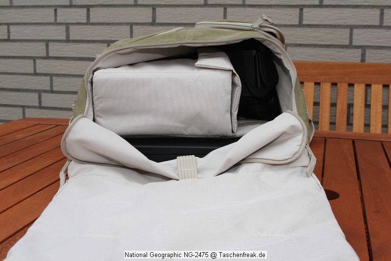 Foto von Michael Mecke - DANKE DAF�R !\n\nKommentar des Nutzers:\n\nNachdem in die gro�e Kalahari keine Kameras mit BG passen sollte etwas anderes in dem Stil her.\n\nDie Tasche hat einen �berwurfdeckel mit stabilen gro�en Druckkn�pfen als Verschlu�. Darunter noch einen Deckel mit Rei�verschlu� der bei Nichtgebrauch aufgerollt und mit einem Klettband fixiert wird, das erm�glicht schnelleren Zugriff. \n\nHinein passen problemlos Kameras mit Batteriegriff  bis zur EOS 1D Gr��e! Stehend ist hier ein 100-400 L mit umgedrehter Geli angesetzt.,rechts und links dazu sind hier ein Blitz und ein 28-70 L, 70-200 w�rde auch daneben gut passen.\n\nDer eigentliche Fotoeinsatz ist herausnehmbar und verschlie�bar. \n\nEin Notebookfach ist in der Tasche ebenfalls vorhanden und fest eingebaut,es kann Notebooks bis ca. 15" Gr��e stehend aufnehmen. Dann sollte allerdings die Kamera in die Tasche gelegt werden und der Fotoeinsatz quer .\n\nAuf der R�ckseite befindet sich ein Fach f�r Dokumente und es gibt vorne 2 F�cher f�r Kleinkram, im Deckel noch 2 weitere.\n\nDie Tasche ist allgemein sehr gut verarbeitet und auch die Reissverschl�sse laufen nicht hakelig. Unauff�llig,weil sie nicht unbedingt nach Fototasche aussieht.\n\nMein Fazit: Besser verarbeitet als die Kalaharis und nicht so auff�llig wie eine Lowe.\n\nEinziger Nachteil: Es fehlt ein Shoulder Pad.