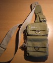 NATIONAL GEOGRAPHIC NG-4567 SMALL SLING BAG\n\nFoto und Text von Thorsten - VIELEN DANK!\n\nKommentar:\n\nDie Tasche ist als Slingbag bzw Bodybag gemacht.\nSie hat 4 Einteilungen / Taschen\n1) eine sehr kleine flache Tasche ganz oben z.B. fuer Kreditkarten usw.\n2) 2. Tasche von oben fr Akku oder Handy\n3) Tasche gepolstert fr Kampaktkamera oder die Leica X1 (warscheinlich auch fuer Pen mit Pancake oder so)\n4) Unterste Tasche weniger gepolstert, groesser fuer Leice X1 mit Viewfinder und Handgrip.\n\nDie untersten Taschen haben noch innen eine Unterteilung fuer Speicherkarten.\n\nAuf der Rckseite ist ber die ganze Hhe ein flaches Fach / Tasche vorhanden in dem man sehr gut Ausweiss oder Unterlagen unterbringen kann und ist dort sicher aufzubewaren.\n\nGruss Thorsten