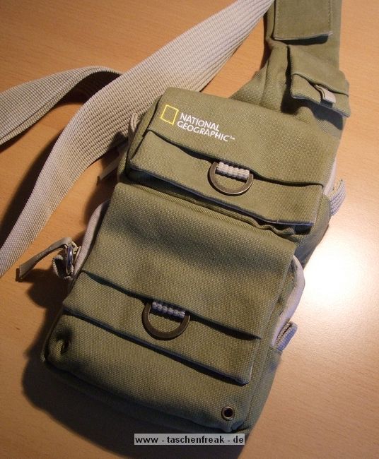 NATIONAL GEOGRAPHIC NG-4567 SMALL SLING BAG\n\nFoto und Text von Thorsten - VIELEN DANK!\n\nKommentar:\n\nDie Tasche ist als Slingbag bzw Bodybag gemacht.\nSie hat 4 Einteilungen / Taschen\n1) eine sehr kleine flache Tasche ganz oben z.B. fuer Kreditkarten usw.\n2) 2. Tasche von oben fr Akku oder Handy\n3) Tasche gepolstert fr Kampaktkamera oder die Leica X1 (warscheinlich auch fuer Pen mit Pancake oder so)\n4) Unterste Tasche weniger gepolstert, groesser fuer Leice X1 mit Viewfinder und Handgrip.\n\nDie untersten Taschen haben noch innen eine Unterteilung fuer Speicherkarten.\n\nAuf der Rckseite ist ber die ganze Hhe ein flaches Fach / Tasche vorhanden in dem man sehr gut Ausweiss oder Unterlagen unterbringen kann und ist dort sicher aufzubewaren.\n\nGruss Thorsten