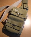 NATIONAL GEOGRAPHIC NG-4567 SMALL SLING BAG\n\nFoto und Text von Thorsten - VIELEN DANK!\n\nKommentar:\n\nDie Tasche ist als Slingbag bzw Bodybag gemacht.\nSie hat 4 Einteilungen / Taschen\n1) eine sehr kleine flache Tasche ganz oben z.B. fuer Kreditkarten usw.\n2) 2. Tasche von oben fr Akku oder Handy\n3) Tasche gepolstert fr Kampaktkamera oder die Leica X1 (warscheinlich auch fuer Pen mit Pancake oder so)\n4) Unterste Tasche weniger gepolstert, groesser fuer Leice X1 mit Viewfinder und Handgrip.\n\nDie untersten Taschen haben noch innen eine Unterteilung fuer Speicherkarten.\n\nAuf der Rckseite ist ber die ganze Hhe ein flaches Fach / Tasche vorhanden in dem man sehr gut Ausweiss oder Unterlagen unterbringen kann und ist dort sicher aufzubewaren.\n\nGruss Thorsten