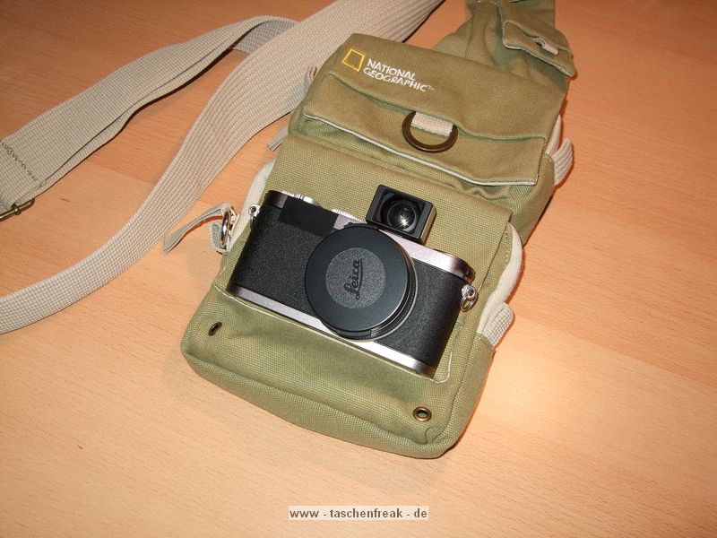 NATIONAL GEOGRAPHIC NG-4567 SMALL SLING BAG\n\nFoto und Text von Thorsten - VIELEN DANK!\n\nKommentar:\n\nDie Tasche ist als Slingbag bzw Bodybag gemacht.\nSie hat 4 Einteilungen / Taschen\n1) eine sehr kleine flache Tasche ganz oben z.B. fuer Kreditkarten usw.\n2) 2. Tasche von oben für Akku oder Handy\n3) Tasche gepolstert für Kampaktkamera oder die Leica X1 (warscheinlich auch fuer Pen mit Pancake oder so)\n4) Unterste Tasche weniger gepolstert, groesser fuer Leice X1 mit Viewfinder und Handgrip.\n\nDie untersten Taschen haben noch innen eine Unterteilung fuer Speicherkarten.\n\nAuf der Rückseite ist über die ganze Höhe ein flaches Fach / Tasche vorhanden in dem man sehr gut Ausweiss oder Unterlagen unterbringen kann und ist dort sicher aufzubewaren.\n\nGruss Thorsten