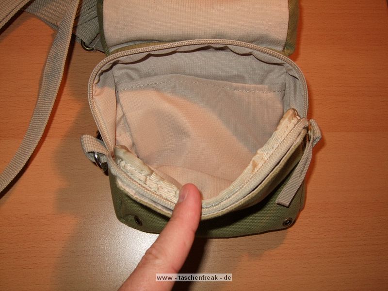 NATIONAL GEOGRAPHIC NG-4567 SMALL SLING BAG\n\nFoto und Text von Thorsten - VIELEN DANK!\n\nKommentar:\n\nDie Tasche ist als Slingbag bzw Bodybag gemacht.\nSie hat 4 Einteilungen / Taschen\n1) eine sehr kleine flache Tasche ganz oben z.B. fuer Kreditkarten usw.\n2) 2. Tasche von oben für Akku oder Handy\n3) Tasche gepolstert für Kampaktkamera oder die Leica X1 (warscheinlich auch fuer Pen mit Pancake oder so)\n4) Unterste Tasche weniger gepolstert, groesser fuer Leice X1 mit Viewfinder und Handgrip.\n\nDie untersten Taschen haben noch innen eine Unterteilung fuer Speicherkarten.\n\nAuf der Rückseite ist über die ganze Höhe ein flaches Fach / Tasche vorhanden in dem man sehr gut Ausweiss oder Unterlagen unterbringen kann und ist dort sicher aufzubewaren.\n\nGruss Thorsten