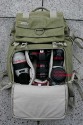 NATIONAL GEOGRAPHIC NG-5162\n\nFoto von Michael Mecke - VIELEN DANK!!!!\n\nKommentar des Nutzers:\n\nHallo,\n \nich wollte mal wieder was schicken. Hier ist mal ein Rucksack  der nicht an jeder Strassenecke anzutreffen ist.\n \nDer National Geographic NG 5162 ist der kleinere aus der Familie von NG. Es ist ein Fotorucksack mit Daypack und Notebookfach.\n \nFr die groe Ausrstung ist er wohl nicht gedacht sondern eher fr Tagestouren. Das Tragesystem ist ziemlich bequem und lsst sich gut verstellen.  An einer Seite sind die Gurte zur Stativbefestigung zu sehen und auf beiden seiten die ausklappbaren Flaschenhalter die auch praktisch im Rucksack verschwinden knnen. Das Fotofach lsst sich per Reissverschlussklappe bis ganz nach oben erweitern.  Das obere Daypackfach ist gross genug fr eine Jacke und Proviant. Auf der Vorderseite sind reichlich kleine Taschen mit Klettverschlu fr Kleinkram.\nBefllt ist der Rucksack hier mit Canon EOS 40 D, 17-40L,2,8/70-200L, 100USM Macro. 580 EX und Belichtungsmesser. Im ganzen ist er sehr gut verarbeitet, robust und sieht nicht mal nach Fotorucksack aus.\n \nMit freundlichen Gren\n \nMichael Mecke