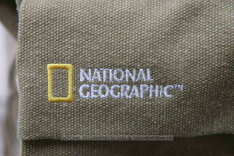 NATIONAL GEOGRAPHIC NG-5162\n\nFoto von Michael Mecke - VIELEN DANK!!!!\n\nKommentar des Nutzers:\n\nHallo,\n \nich wollte mal wieder was schicken. Hier ist mal ein Rucksack  der nicht an jeder Strassenecke anzutreffen ist.\n \nDer National Geographic NG 5162 ist der kleinere aus der Familie von NG. Es ist ein Fotorucksack mit Daypack und Notebookfach.\n \nFr die groe Ausrstung ist er wohl nicht gedacht sondern eher fr Tagestouren. Das Tragesystem ist ziemlich bequem und lsst sich gut verstellen.  An einer Seite sind die Gurte zur Stativbefestigung zu sehen und auf beiden seiten die ausklappbaren Flaschenhalter die auch praktisch im Rucksack verschwinden knnen. Das Fotofach lsst sich per Reissverschlussklappe bis ganz nach oben erweitern.  Das obere Daypackfach ist gross genug fr eine Jacke und Proviant. Auf der Vorderseite sind reichlich kleine Taschen mit Klettverschlu fr Kleinkram.\nBefllt ist der Rucksack hier mit Canon EOS 40 D, 17-40L,2,8/70-200L, 100USM Macro. 580 EX und Belichtungsmesser. Im ganzen ist er sehr gut verarbeitet, robust und sieht nicht mal nach Fotorucksack aus.\n \nMit freundlichen Gren\n \nMichael Mecke