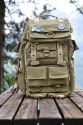 National Geographic NG 5737 Earth Explorer Large Backpack\n\nFoto und Text von Andreas Brandl - VIELEN DANK!\n\nKommentar:\n\nHallo,\n\nhabe gesehen, das mein Rucksack bei dir noch nicht aufscheint.\n\nDa ich ihn fr sehr interessant halte (sonst htte ich ihn ja auch nicht gekauft) hier mal was fr deine Seite zum komplettieren.\n\nNational Geographic NG 5737 Earth Explorer Large Backpack\n\nDie Hhe ist mit ca. 60 cm schon sehr gro, allerdings schluckt er auch dementsprechend.\n\nBei mir ist drinnen, bzw. wird noch reinkommen:\n\nD700/mbd10\n28-70 Nikkor angeflanscht, GeLi richtig drauf\n15 Fisheye Sigma\n80-200 Nikkor\n17-35 Nikkor\nSB800\n\nIm Rckenteil ist ein Notebookfach untergebracht, welches mein IBM T60 mhelos schluckt, es ist weiters mittels Klettband so unterteilt, das z.Bsp. die Bedienungsanleitung noch untergebracht werden kann.\n\nNoch Platz fr 1-3 Linsen, je nach Gre.\n\nDie Aussenfcher bieten gengend Stauraum fr allerlei mglichen Klein- & auch Grokram, so ist eine 500ml Flasche auf der Seite unten berhaupt kein Problem.\n\nStativhalterung ist mittels den beiden Schlaufen am vorderen unteren Ende massiv gelst, nach oben wird es dann mittels 2 klettbndern befestigt.\n\nDas Daypack fasst ohne Problme eine jacke, Pulover oder hnliches.\n\nFr die jause ist auch ausreichend Platz.\n\nAm Boden unten sind noch Schlaufen fr Schlafsack oder Isomatte. \n\nDas Material ist ein robuster Stoff, die Verarbeitung erstklassig.\n\nDas tragesystem ist gut. Bauchgurt, Brustgurt (hier habe ich den Verschluss modifiziert -> geht schneller zum ffnen/schliessen).\n\nDie Gurte/Verschlsse sind nicht mit Plastikschnellverschlssen ausgestattet. \n\nEs findet hier ein Durchschlingsystem Anwendung, welches gut funktioniert und sich einfach justieren lsst (wie oben beschrieben habe ich das am Brustgurt gendert).\n\nIch war erstaunt wie schwer er ist wenn er an einem Gurt lssig geschultert wird (eh klar mit dem Gewicht inkl. Ausrstung) da er beim tragen das Gewicht so angenehm verteilt..\n\nUnd noch was gutes: Er steht alleine (voll, leer - kein Problem) \n\nliebe Gre\n\nAndreas