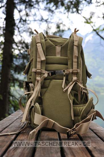 National Geographic NG 5737 Earth Explorer Large Backpack\n\nFoto und Text von Andreas Brandl - VIELEN DANK!\n\nKommentar:\n\nHallo,\n\nhabe gesehen, das mein Rucksack bei dir noch nicht aufscheint.\n\nDa ich ihn fr sehr interessant halte (sonst htte ich ihn ja auch nicht gekauft) hier mal was fr deine Seite zum komplettieren.\n\nNational Geographic NG 5737 Earth Explorer Large Backpack\n\nDie Hhe ist mit ca. 60 cm schon sehr gro, allerdings schluckt er auch dementsprechend.\n\nBei mir ist drinnen, bzw. wird noch reinkommen:\n\nD700/mbd10\n28-70 Nikkor angeflanscht, GeLi richtig drauf\n15 Fisheye Sigma\n80-200 Nikkor\n17-35 Nikkor\nSB800\n\nIm Rckenteil ist ein Notebookfach untergebracht, welches mein IBM T60 mhelos schluckt, es ist weiters mittels Klettband so unterteilt, das z.Bsp. die Bedienungsanleitung noch untergebracht werden kann.\n\nNoch Platz fr 1-3 Linsen, je nach Gre.\n\nDie Aussenfcher bieten gengend Stauraum fr allerlei mglichen Klein- & auch Grokram, so ist eine 500ml Flasche auf der Seite unten berhaupt kein Problem.\n\nStativhalterung ist mittels den beiden Schlaufen am vorderen unteren Ende massiv gelst, nach oben wird es dann mittels 2 klettbndern befestigt.\n\nDas Daypack fasst ohne Problme eine jacke, Pulover oder hnliches.\n\nFr die jause ist auch ausreichend Platz.\n\nAm Boden unten sind noch Schlaufen fr Schlafsack oder Isomatte. \n\nDas Material ist ein robuster Stoff, die Verarbeitung erstklassig.\n\nDas tragesystem ist gut. Bauchgurt, Brustgurt (hier habe ich den Verschluss modifiziert -> geht schneller zum ffnen/schliessen).\n\nDie Gurte/Verschlsse sind nicht mit Plastikschnellverschlssen ausgestattet. \n\nEs findet hier ein Durchschlingsystem Anwendung, welches gut funktioniert und sich einfach justieren lsst (wie oben beschrieben habe ich das am Brustgurt gendert).\n\nIch war erstaunt wie schwer er ist wenn er an einem Gurt lssig geschultert wird (eh klar mit dem Gewicht inkl. Ausrstung) da er beim tragen das Gewicht so angenehm verteilt..\n\nUnd noch was gutes: Er steht alleine (voll, leer - kein Problem) \n\nliebe Gre\n\nAndreas