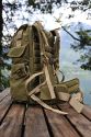 National Geographic NG 5737 Earth Explorer Large Backpack\n\nFoto und Text von Andreas Brandl - VIELEN DANK!\n\nKommentar:\n\nHallo,\n\nhabe gesehen, das mein Rucksack bei dir noch nicht aufscheint.\n\nDa ich ihn fr sehr interessant halte (sonst htte ich ihn ja auch nicht gekauft) hier mal was fr deine Seite zum komplettieren.\n\nNational Geographic NG 5737 Earth Explorer Large Backpack\n\nDie Hhe ist mit ca. 60 cm schon sehr gro, allerdings schluckt er auch dementsprechend.\n\nBei mir ist drinnen, bzw. wird noch reinkommen:\n\nD700/mbd10\n28-70 Nikkor angeflanscht, GeLi richtig drauf\n15 Fisheye Sigma\n80-200 Nikkor\n17-35 Nikkor\nSB800\n\nIm Rckenteil ist ein Notebookfach untergebracht, welches mein IBM T60 mhelos schluckt, es ist weiters mittels Klettband so unterteilt, das z.Bsp. die Bedienungsanleitung noch untergebracht werden kann.\n\nNoch Platz fr 1-3 Linsen, je nach Gre.\n\nDie Aussenfcher bieten gengend Stauraum fr allerlei mglichen Klein- & auch Grokram, so ist eine 500ml Flasche auf der Seite unten berhaupt kein Problem.\n\nStativhalterung ist mittels den beiden Schlaufen am vorderen unteren Ende massiv gelst, nach oben wird es dann mittels 2 klettbndern befestigt.\n\nDas Daypack fasst ohne Problme eine jacke, Pulover oder hnliches.\n\nFr die jause ist auch ausreichend Platz.\n\nAm Boden unten sind noch Schlaufen fr Schlafsack oder Isomatte. \n\nDas Material ist ein robuster Stoff, die Verarbeitung erstklassig.\n\nDas tragesystem ist gut. Bauchgurt, Brustgurt (hier habe ich den Verschluss modifiziert -> geht schneller zum ffnen/schliessen).\n\nDie Gurte/Verschlsse sind nicht mit Plastikschnellverschlssen ausgestattet. \n\nEs findet hier ein Durchschlingsystem Anwendung, welches gut funktioniert und sich einfach justieren lsst (wie oben beschrieben habe ich das am Brustgurt gendert).\n\nIch war erstaunt wie schwer er ist wenn er an einem Gurt lssig geschultert wird (eh klar mit dem Gewicht inkl. Ausrstung) da er beim tragen das Gewicht so angenehm verteilt..\n\nUnd noch was gutes: Er steht alleine (voll, leer - kein Problem) \n\nliebe Gre\n\nAndreas