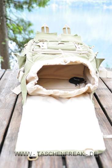 National Geographic NG 5737 Earth Explorer Large Backpack\n\nFoto und Text von Andreas Brandl - VIELEN DANK!\n\nKommentar:\n\nHallo,\n\nhabe gesehen, das mein Rucksack bei dir noch nicht aufscheint.\n\nDa ich ihn fr sehr interessant halte (sonst htte ich ihn ja auch nicht gekauft) hier mal was fr deine Seite zum komplettieren.\n\nNational Geographic NG 5737 Earth Explorer Large Backpack\n\nDie Hhe ist mit ca. 60 cm schon sehr gro, allerdings schluckt er auch dementsprechend.\n\nBei mir ist drinnen, bzw. wird noch reinkommen:\n\nD700/mbd10\n28-70 Nikkor angeflanscht, GeLi richtig drauf\n15 Fisheye Sigma\n80-200 Nikkor\n17-35 Nikkor\nSB800\n\nIm Rckenteil ist ein Notebookfach untergebracht, welches mein IBM T60 mhelos schluckt, es ist weiters mittels Klettband so unterteilt, das z.Bsp. die Bedienungsanleitung noch untergebracht werden kann.\n\nNoch Platz fr 1-3 Linsen, je nach Gre.\n\nDie Aussenfcher bieten gengend Stauraum fr allerlei mglichen Klein- & auch Grokram, so ist eine 500ml Flasche auf der Seite unten berhaupt kein Problem.\n\nStativhalterung ist mittels den beiden Schlaufen am vorderen unteren Ende massiv gelst, nach oben wird es dann mittels 2 klettbndern befestigt.\n\nDas Daypack fasst ohne Problme eine jacke, Pulover oder hnliches.\n\nFr die jause ist auch ausreichend Platz.\n\nAm Boden unten sind noch Schlaufen fr Schlafsack oder Isomatte. \n\nDas Material ist ein robuster Stoff, die Verarbeitung erstklassig.\n\nDas tragesystem ist gut. Bauchgurt, Brustgurt (hier habe ich den Verschluss modifiziert -> geht schneller zum ffnen/schliessen).\n\nDie Gurte/Verschlsse sind nicht mit Plastikschnellverschlssen ausgestattet. \n\nEs findet hier ein Durchschlingsystem Anwendung, welches gut funktioniert und sich einfach justieren lsst (wie oben beschrieben habe ich das am Brustgurt gendert).\n\nIch war erstaunt wie schwer er ist wenn er an einem Gurt lssig geschultert wird (eh klar mit dem Gewicht inkl. Ausrstung) da er beim tragen das Gewicht so angenehm verteilt..\n\nUnd noch was gutes: Er steht alleine (voll, leer - kein Problem) \n\nliebe Gre\n\nAndreas