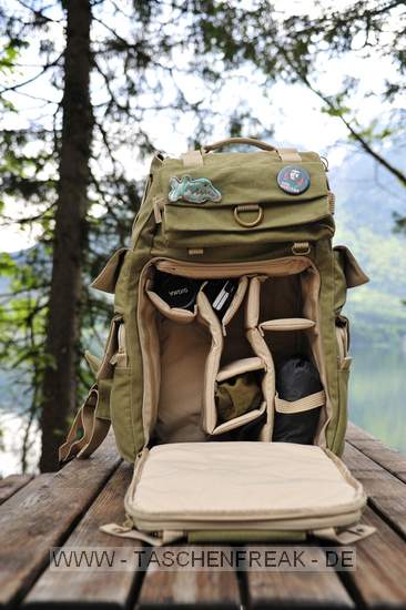 National Geographic NG 5737 Earth Explorer Large Backpack\n\nFoto und Text von Andreas Brandl - VIELEN DANK!\n\nKommentar:\n\nHallo,\n\nhabe gesehen, das mein Rucksack bei dir noch nicht aufscheint.\n\nDa ich ihn für sehr interessant halte (sonst hätte ich ihn ja auch nicht gekauft) hier mal was für deine Seite zum komplettieren.\n\nNational Geographic NG 5737 Earth Explorer Large Backpack\n\nDie Höhe ist mit ca. 60 cm schon sehr groß, allerdings schluckt er auch dementsprechend.\n\nBei mir ist drinnen, bzw. wird noch reinkommen:\n\nD700/mbd10\n28-70 Nikkor angeflanscht, GeLi richtig drauf\n15 Fisheye Sigma\n80-200 Nikkor\n17-35 Nikkor\nSB800\n\nIm Rückenteil ist ein Notebookfach untergebracht, welches mein IBM T60 mühelos schluckt, es ist weiters mittels Klettband so unterteilt, das z.Bsp. die Bedienungsanleitung noch untergebracht werden kann.\n\nNoch Platz für 1-3 Linsen, je nach Größe.\n\nDie Aussenfächer bieten genügend Stauraum für allerlei möglichen Klein- & auch Großkram, so ist eine 500ml Flasche auf der Seite unten überhaupt kein Problem.\n\nStativhalterung ist mittels den beiden Schlaufen am vorderen unteren Ende massiv gelöst, nach oben wird es dann mittels 2 klettbändern befestigt.\n\nDas Daypack fasst ohne Problme eine jacke, Pulover oder ähnliches.\n\nFür die jause ist auch ausreichend Platz.\n\nAm Boden unten sind noch Schlaufen für Schlafsack oder Isomatte. \n\nDas Material ist ein robuster Stoff, die Verarbeitung erstklassig.\n\nDas tragesystem ist gut. Bauchgurt, Brustgurt (hier habe ich den Verschluss modifiziert -> geht schneller zum öffnen/schliessen).\n\nDie Gurte/Verschlüsse sind nicht mit Plastikschnellverschlüssen ausgestattet. \n\nEs findet hier ein Durchschlingsystem Anwendung, welches gut funktioniert und sich einfach justieren lässt (wie oben beschrieben habe ich das am Brustgurt geändert).\n\nIch war erstaunt wie schwer er ist wenn er an einem Gurt lässig geschultert wird (eh klar mit dem Gewicht inkl. Ausrüstung) da er beim tragen das Gewicht so angenehm verteilt..\n\nUnd noch was gutes: Er steht alleine (voll, leer - kein Problem) \n\nliebe Grüße\n\nAndreas