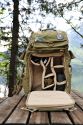 National Geographic NG 5737 Earth Explorer Large Backpack\n\nFoto und Text von Andreas Brandl - VIELEN DANK!\n\nKommentar:\n\nHallo,\n\nhabe gesehen, das mein Rucksack bei dir noch nicht aufscheint.\n\nDa ich ihn fr sehr interessant halte (sonst htte ich ihn ja auch nicht gekauft) hier mal was fr deine Seite zum komplettieren.\n\nNational Geographic NG 5737 Earth Explorer Large Backpack\n\nDie Hhe ist mit ca. 60 cm schon sehr gro, allerdings schluckt er auch dementsprechend.\n\nBei mir ist drinnen, bzw. wird noch reinkommen:\n\nD700/mbd10\n28-70 Nikkor angeflanscht, GeLi richtig drauf\n15 Fisheye Sigma\n80-200 Nikkor\n17-35 Nikkor\nSB800\n\nIm Rckenteil ist ein Notebookfach untergebracht, welches mein IBM T60 mhelos schluckt, es ist weiters mittels Klettband so unterteilt, das z.Bsp. die Bedienungsanleitung noch untergebracht werden kann.\n\nNoch Platz fr 1-3 Linsen, je nach Gre.\n\nDie Aussenfcher bieten gengend Stauraum fr allerlei mglichen Klein- & auch Grokram, so ist eine 500ml Flasche auf der Seite unten berhaupt kein Problem.\n\nStativhalterung ist mittels den beiden Schlaufen am vorderen unteren Ende massiv gelst, nach oben wird es dann mittels 2 klettbndern befestigt.\n\nDas Daypack fasst ohne Problme eine jacke, Pulover oder hnliches.\n\nFr die jause ist auch ausreichend Platz.\n\nAm Boden unten sind noch Schlaufen fr Schlafsack oder Isomatte. \n\nDas Material ist ein robuster Stoff, die Verarbeitung erstklassig.\n\nDas tragesystem ist gut. Bauchgurt, Brustgurt (hier habe ich den Verschluss modifiziert -> geht schneller zum ffnen/schliessen).\n\nDie Gurte/Verschlsse sind nicht mit Plastikschnellverschlssen ausgestattet. \n\nEs findet hier ein Durchschlingsystem Anwendung, welches gut funktioniert und sich einfach justieren lsst (wie oben beschrieben habe ich das am Brustgurt gendert).\n\nIch war erstaunt wie schwer er ist wenn er an einem Gurt lssig geschultert wird (eh klar mit dem Gewicht inkl. Ausrstung) da er beim tragen das Gewicht so angenehm verteilt..\n\nUnd noch was gutes: Er steht alleine (voll, leer - kein Problem) \n\nliebe Gre\n\nAndreas